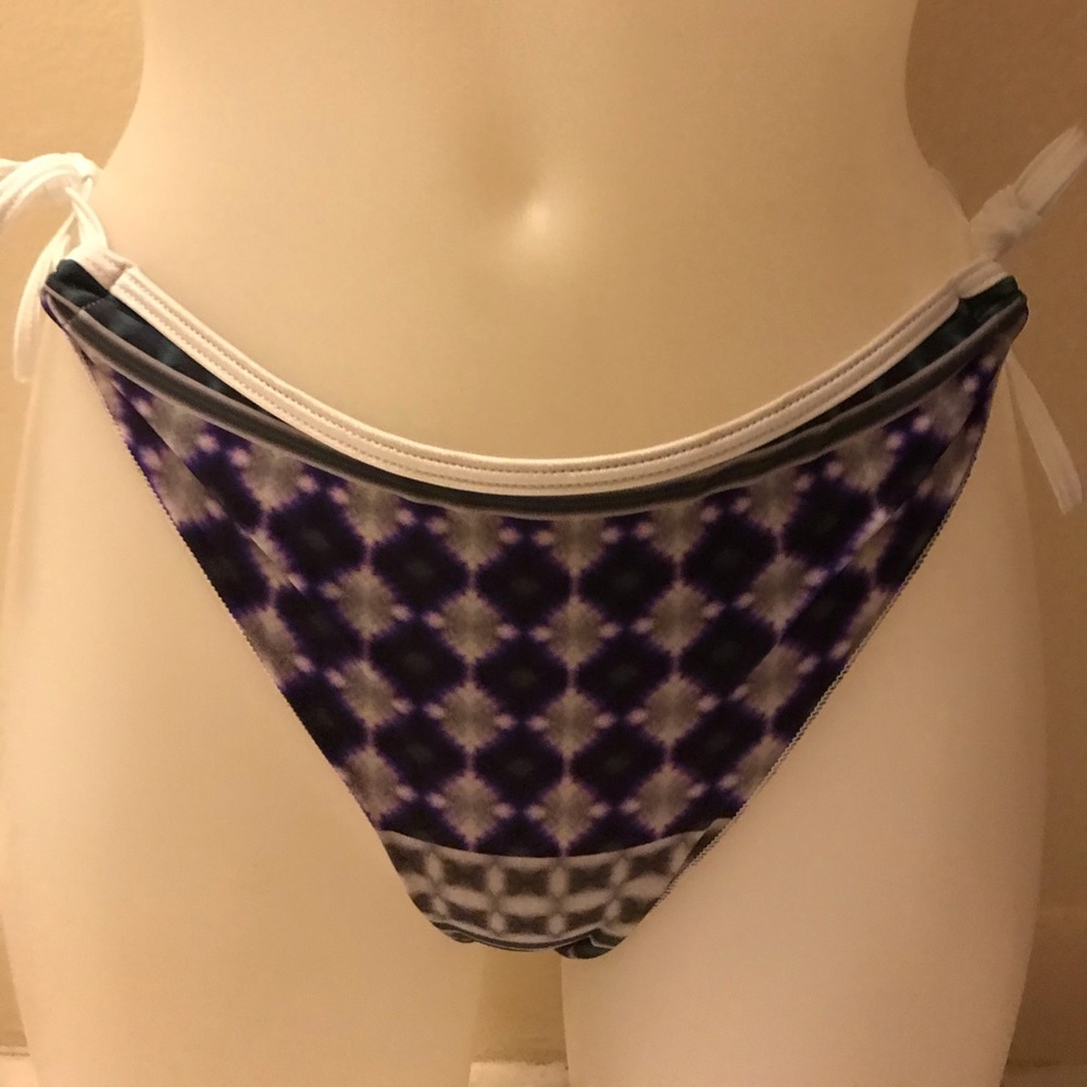 Bikini - Picture 2 of 7